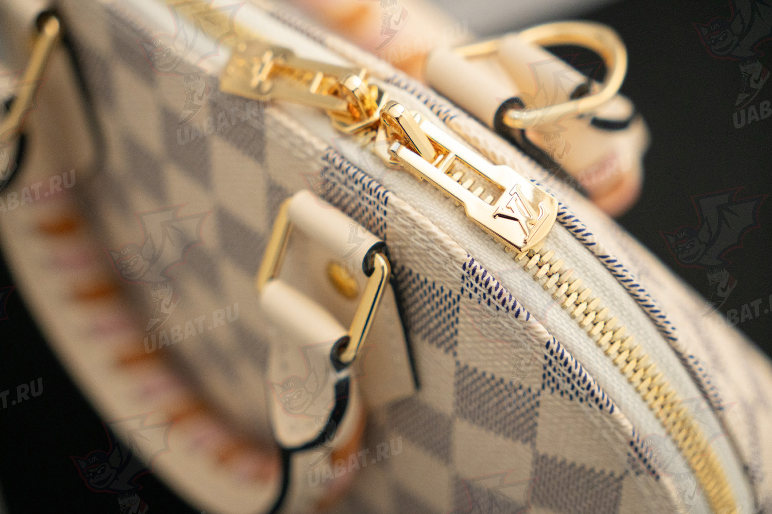 l0*is V*t0n bags n41221 23.5*17.5*11.5cm