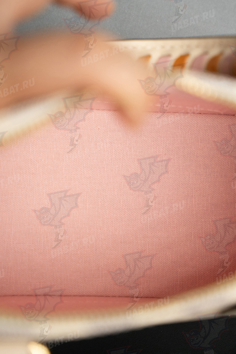 l0*is V*t0n bags n41221 23.5*17.5*11.5cm