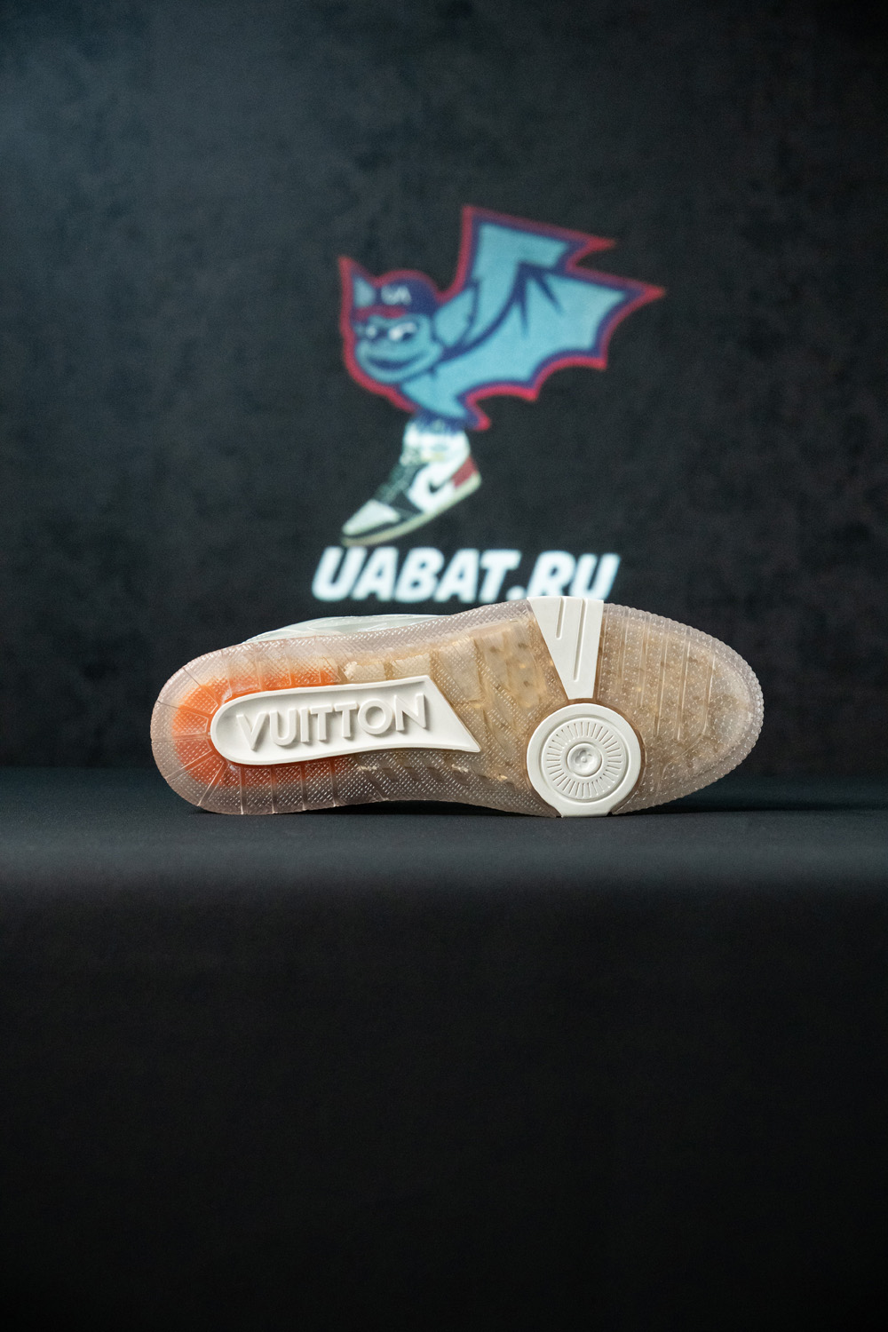 l0*is V*t0n trainer white transparent