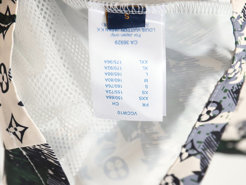 l0*is V*t0n all-over print shorts tsk1