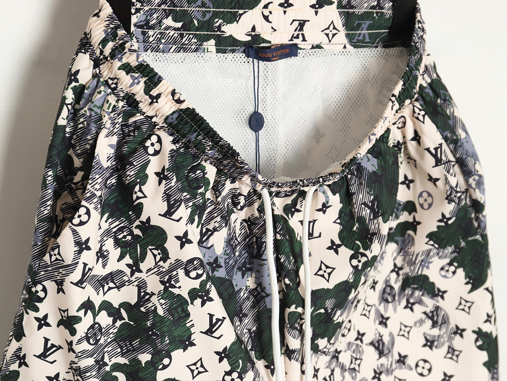 l0*is V*t0n all-over print shorts tsk1