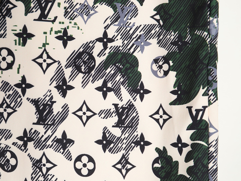 l0*is V*t0n all-over print shorts tsk1