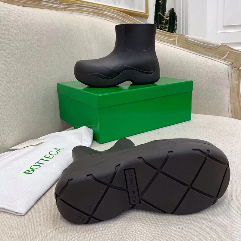 bo*te*ga Ve*ne*ta puddle ankle boot