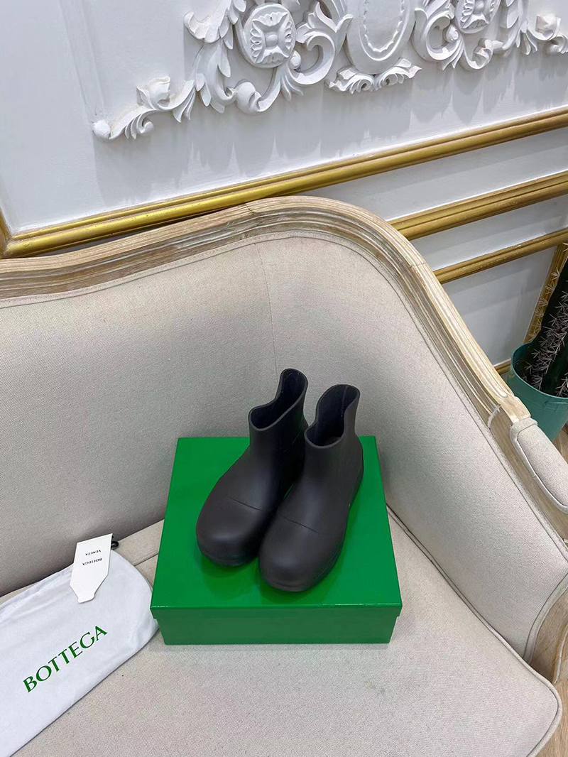 bo*te*ga Ve*ne*ta puddle ankle boot