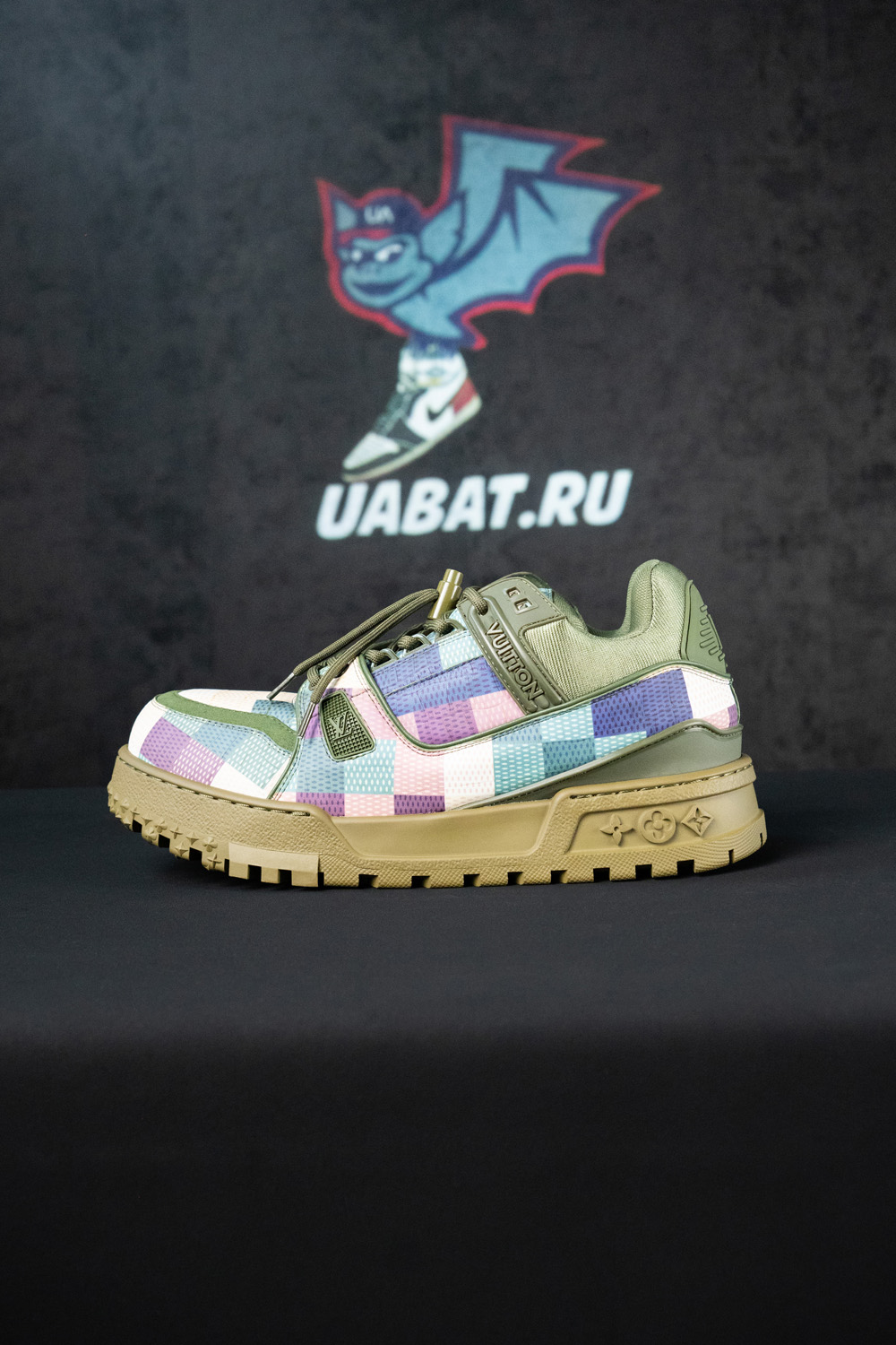 l0*is V*t0n trainer maxi 