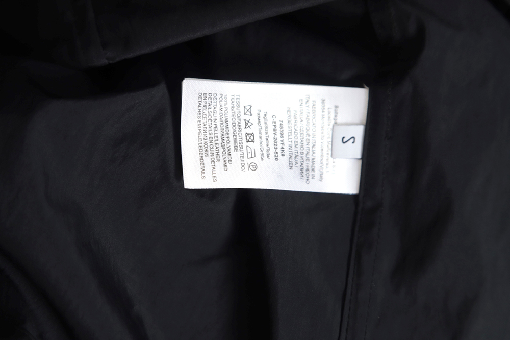 bo*te*ga Ve*ne*ta hooded jacket with detachable waist bag tsk1