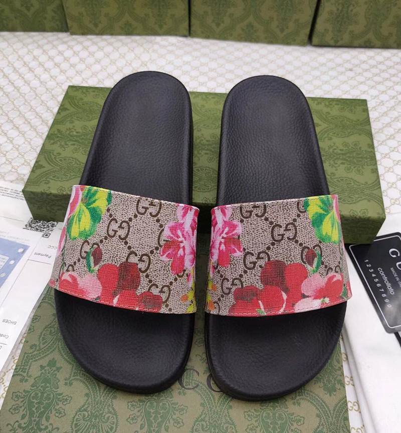 G*u*i floral slide sandals