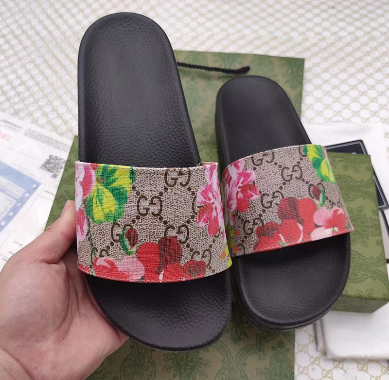 G*u*i floral slide sandals