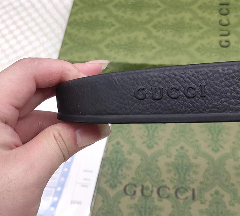 G*u*i floral slide sandals