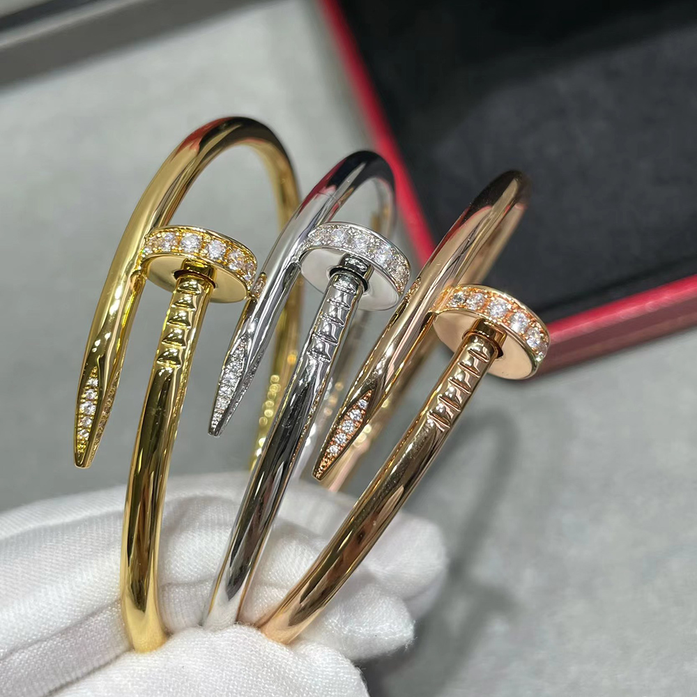 Ca*t*er juste un clou bracelet