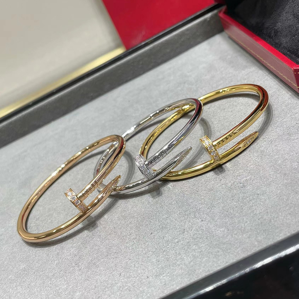 Ca*t*er juste un clou bracelet