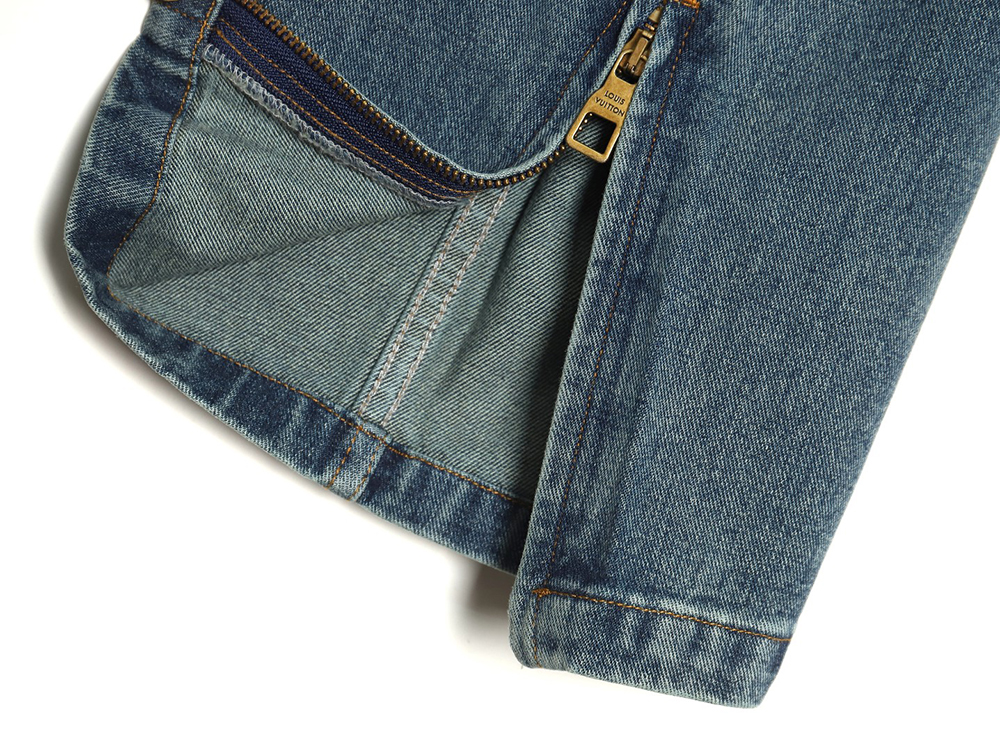 l0*is V*t0n embossed monogram cargo jeans 29-32