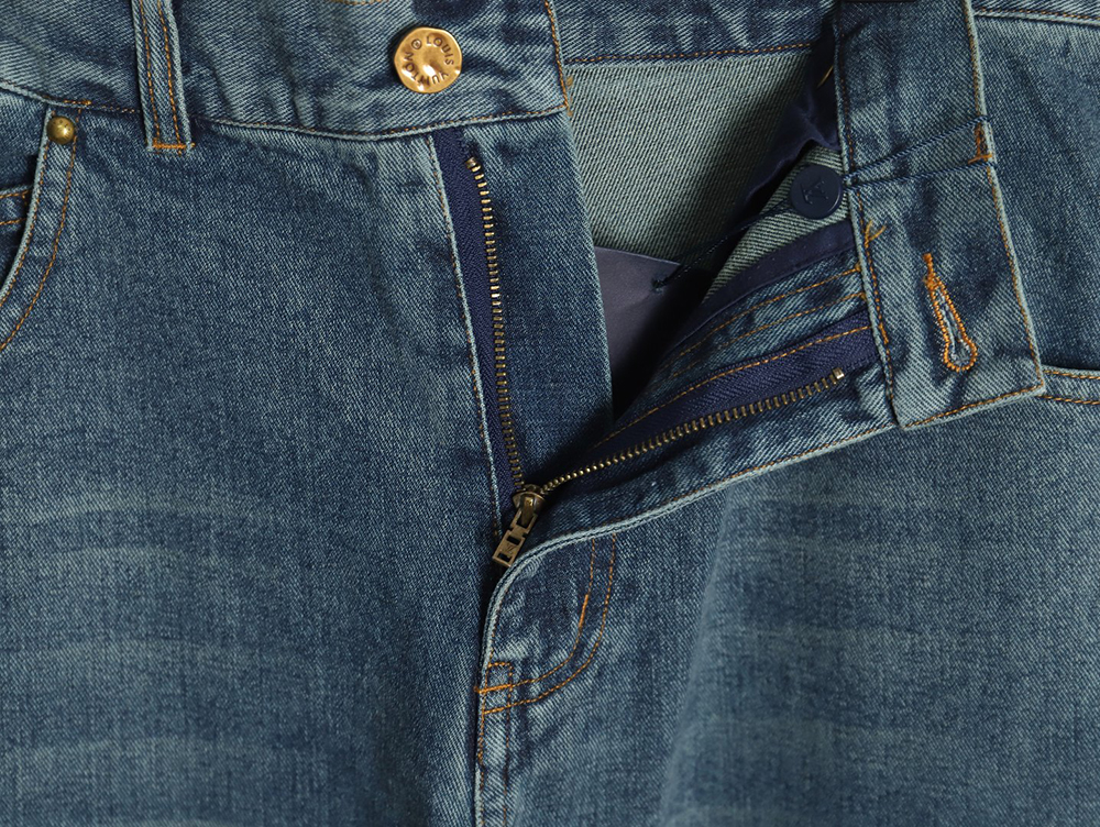 l0*is V*t0n embossed monogram cargo jeans 29-32