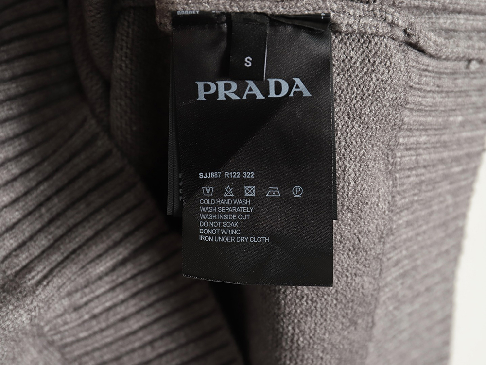 Pra*a sweater with floral logo on chest tsk1