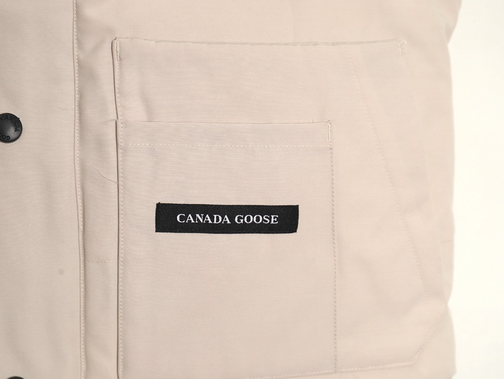 Can*a Go*e crew vest