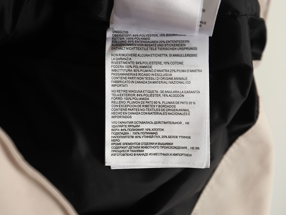 Can*a Go*e crew vest