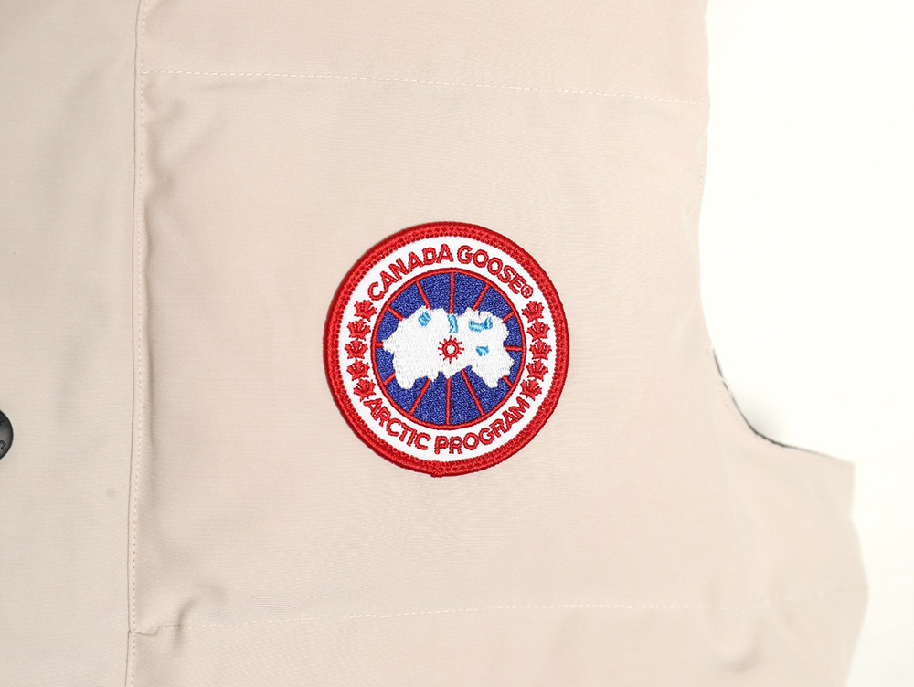 Can*a Go*e crew vest