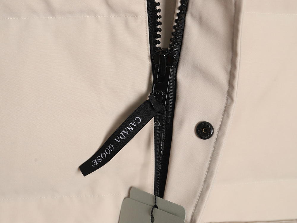 Can*a Go*e crew vest