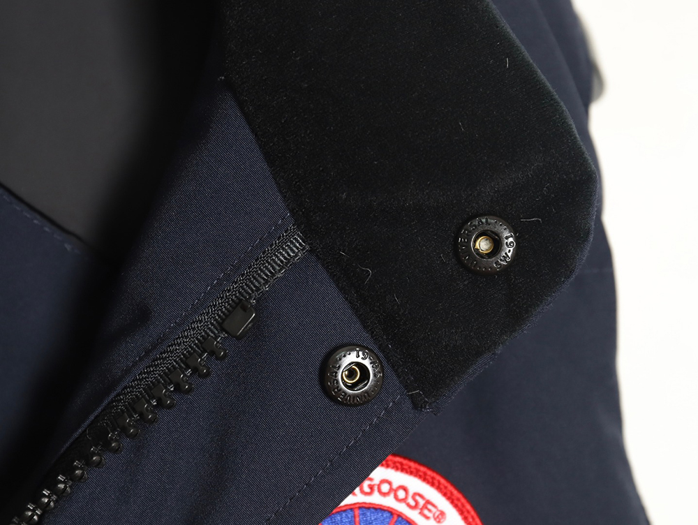 Can*a Go*e crew vest tsk1