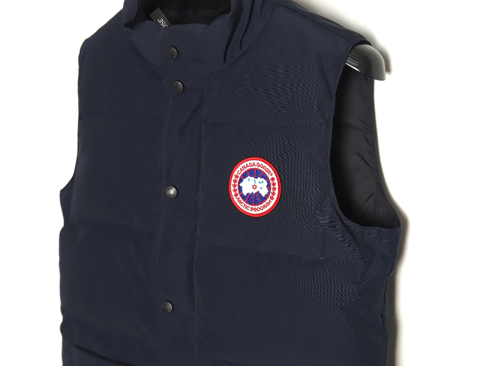 Can*a Go*e crew vest tsk1