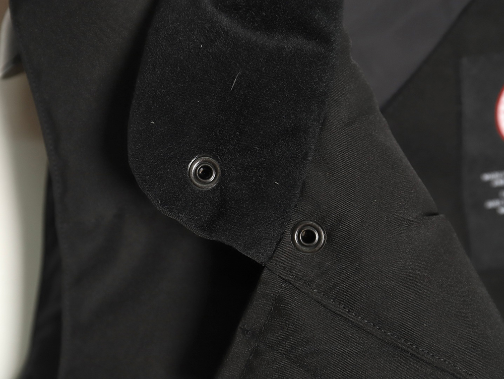 Can*a Go*e crew vest tsk3