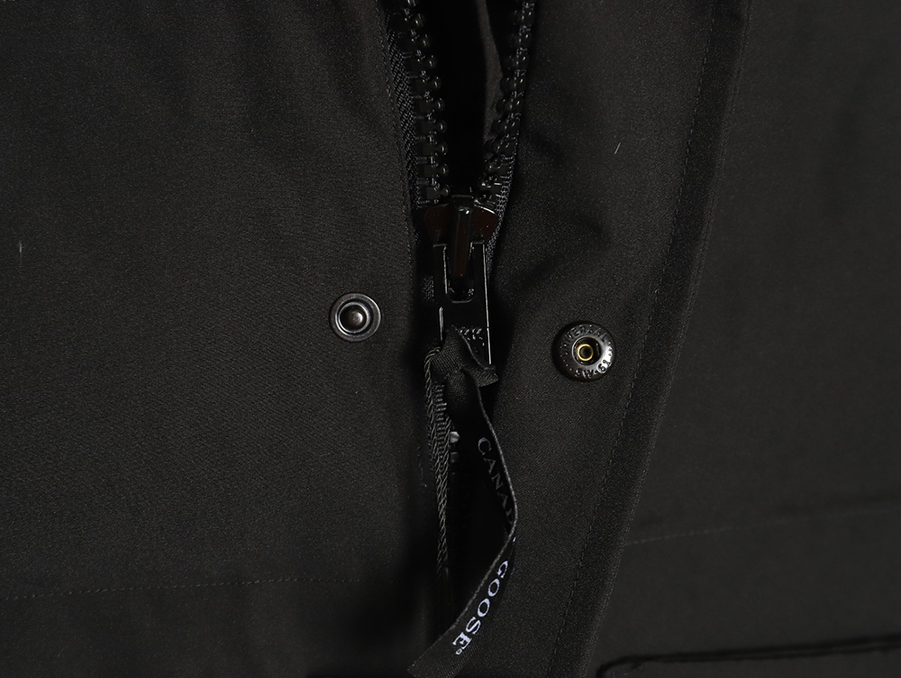 Can*a Go*e crew vest tsk3