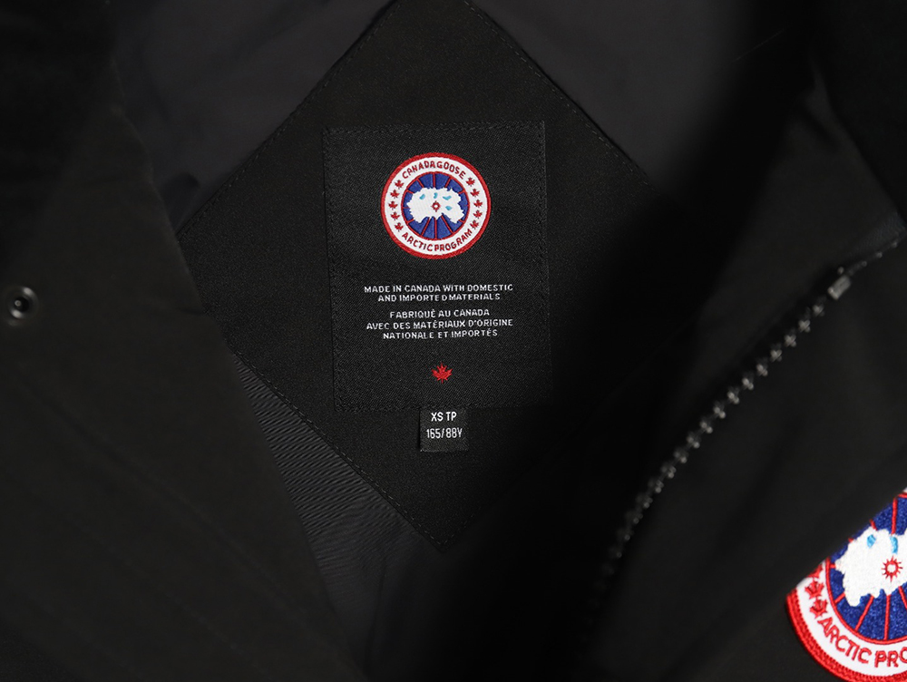 Can*a Go*e crew vest tsk3