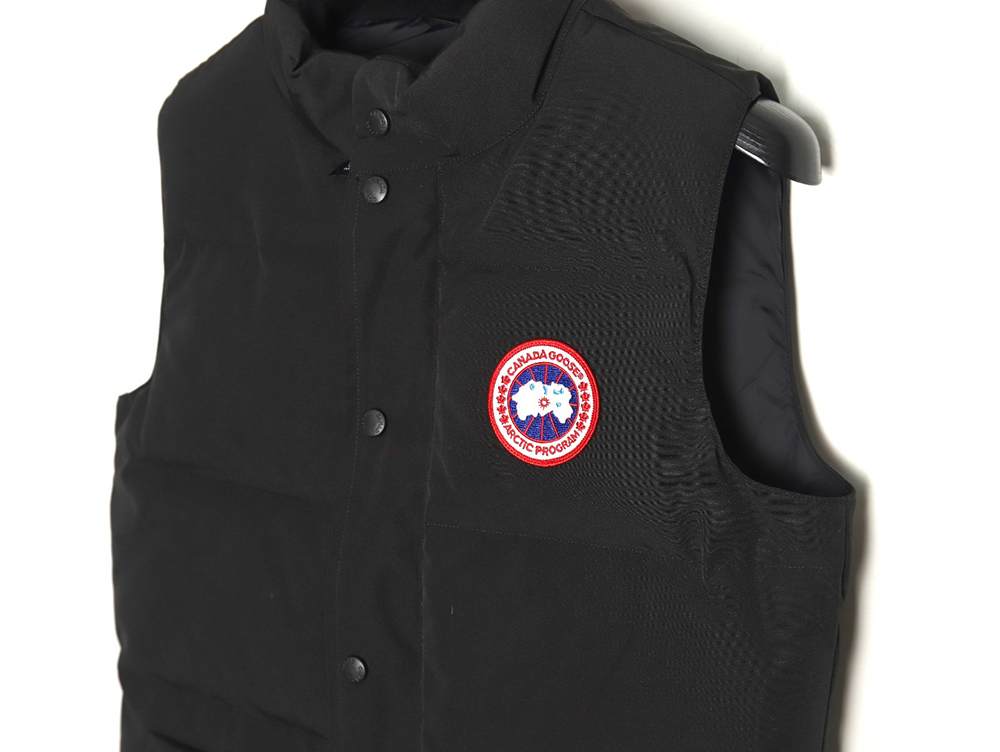Can*a Go*e crew vest tsk3