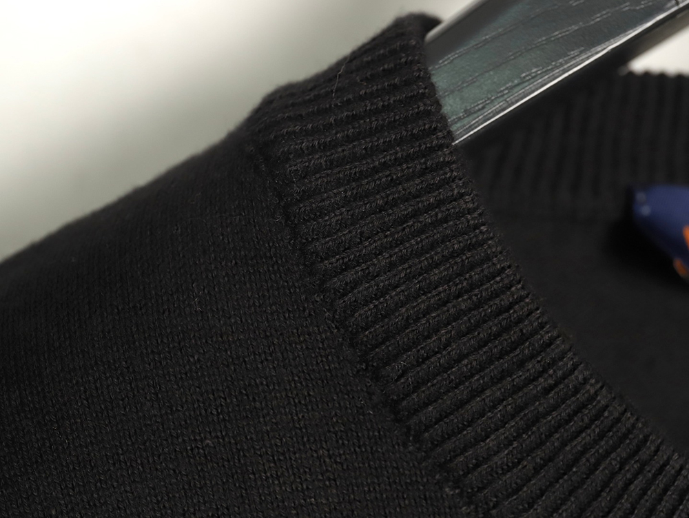 l0*is V*t0n jacquard logo thin long-sleeved sweater