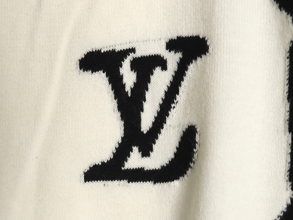 l0*is V*t0n portrait jacquard knit sweater