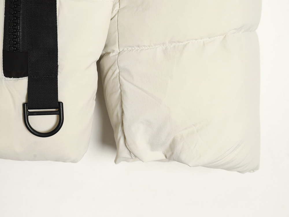 Can*a Go*e black label down jacket