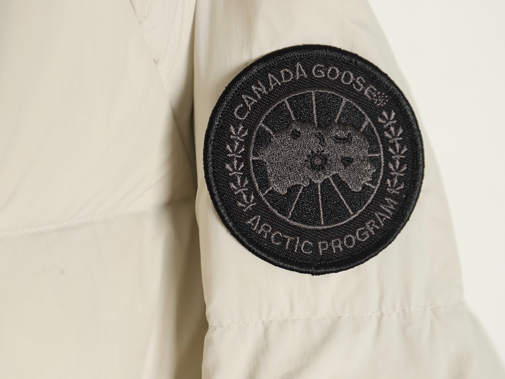 Can*a Go*e black label down jacket