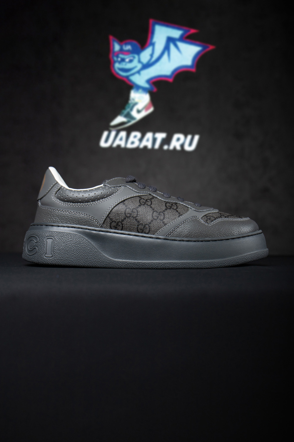 G*u*i lace up sneaker 