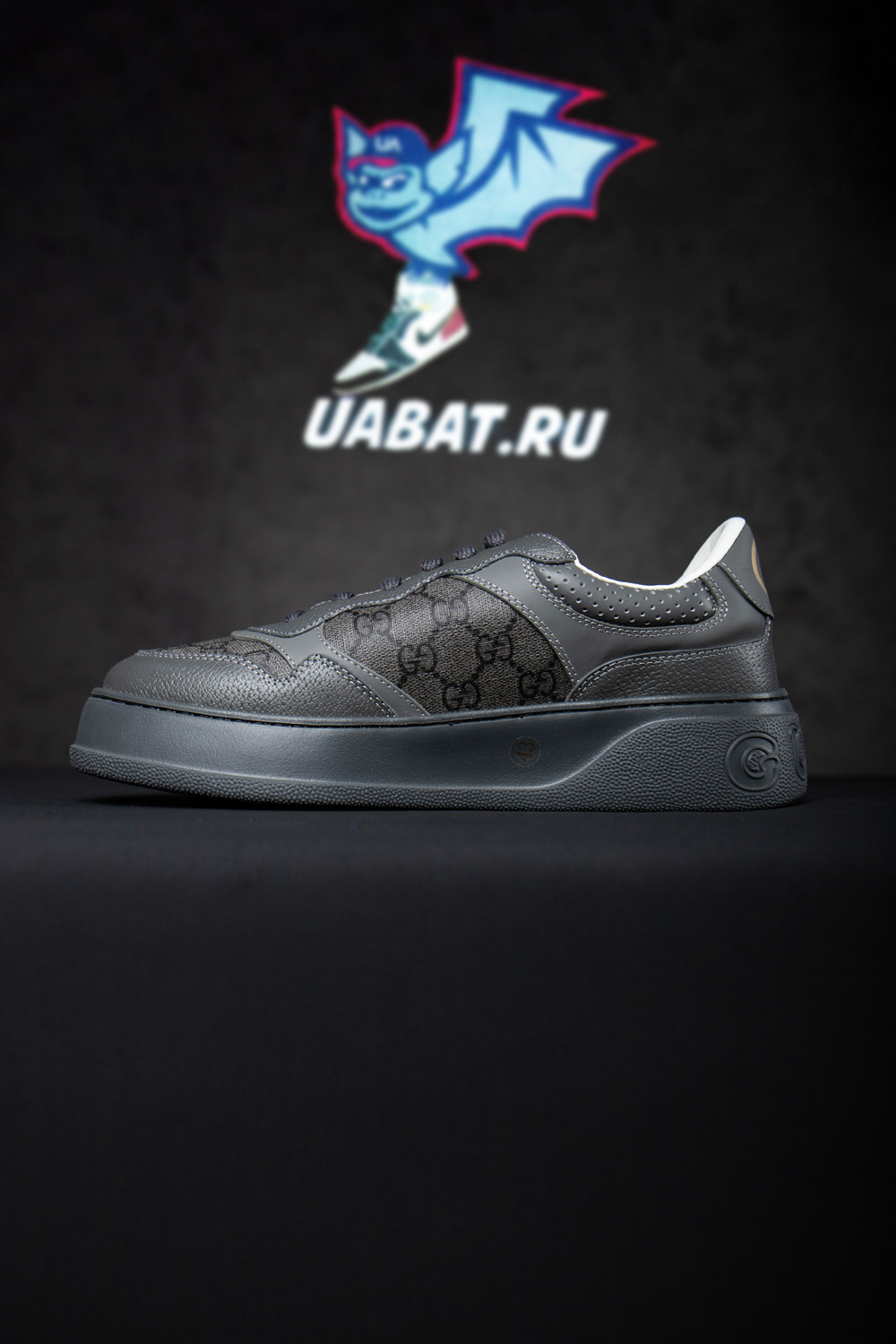 G*u*i lace up sneaker 