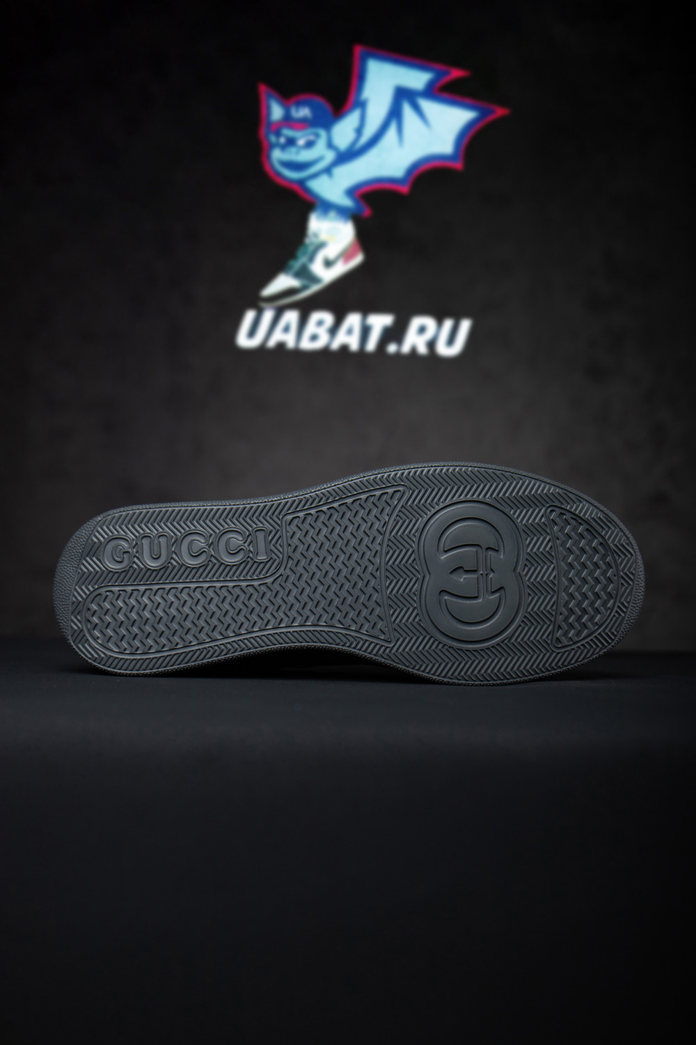 G*u*i lace up sneaker 