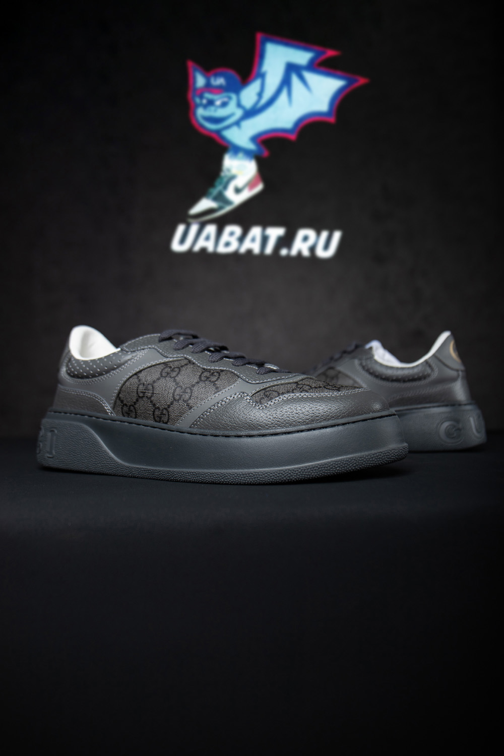 G*u*i lace up sneaker 