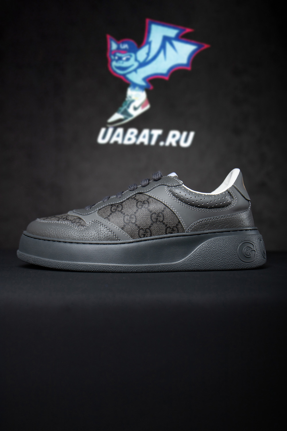 G*u*i lace up sneaker 