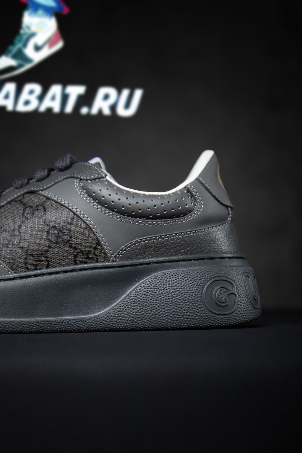 G*u*i lace up sneaker 