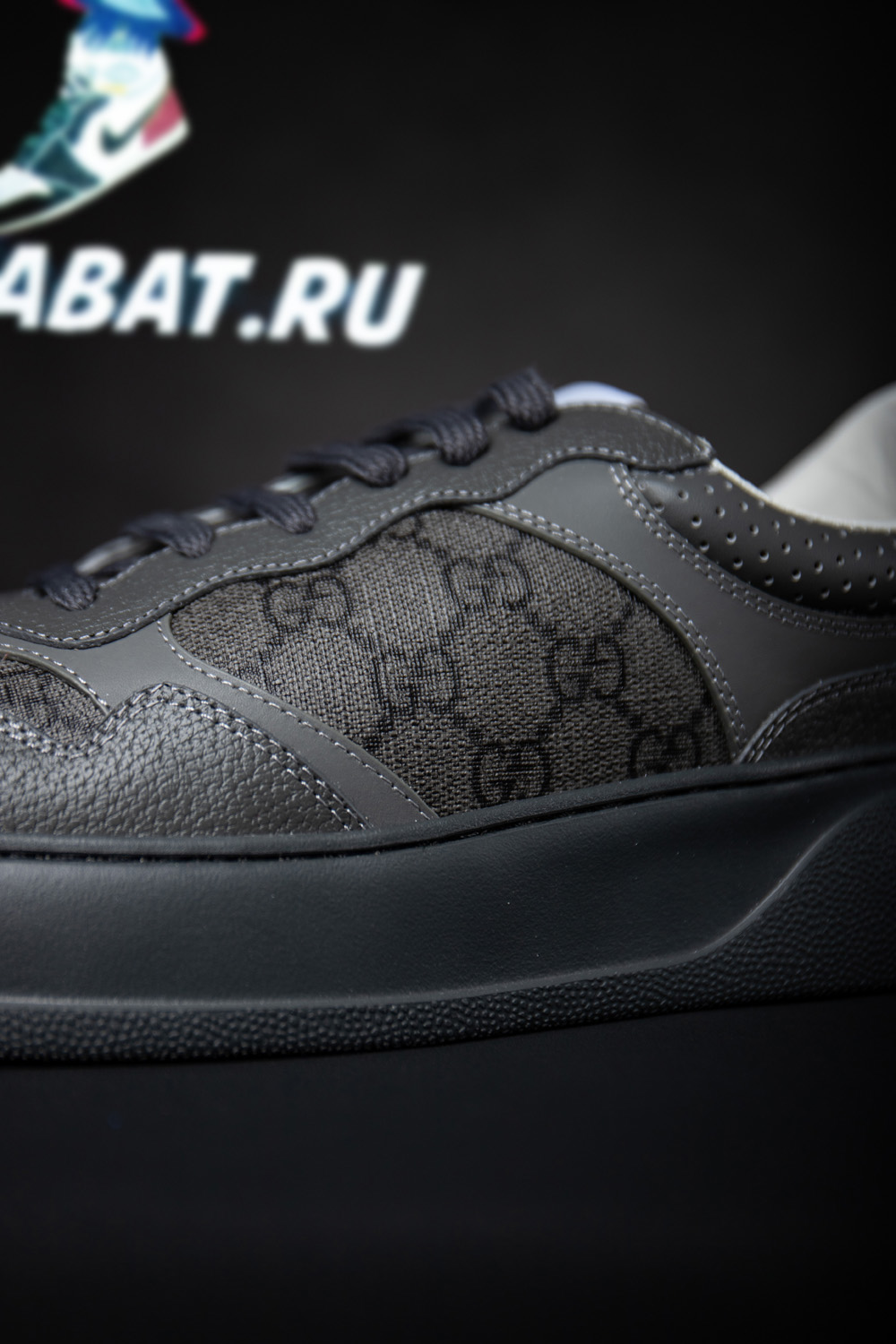 G*u*i lace up sneaker 