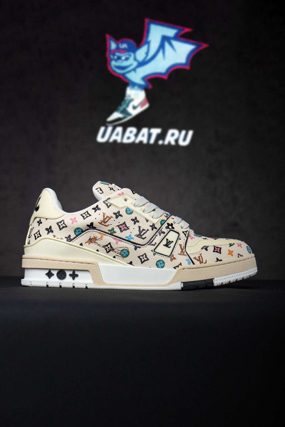 l0*is V*t0n trainer beige