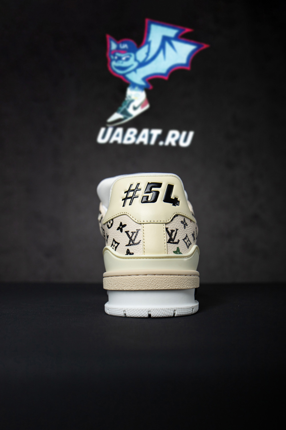 l0*is V*t0n trainer beige