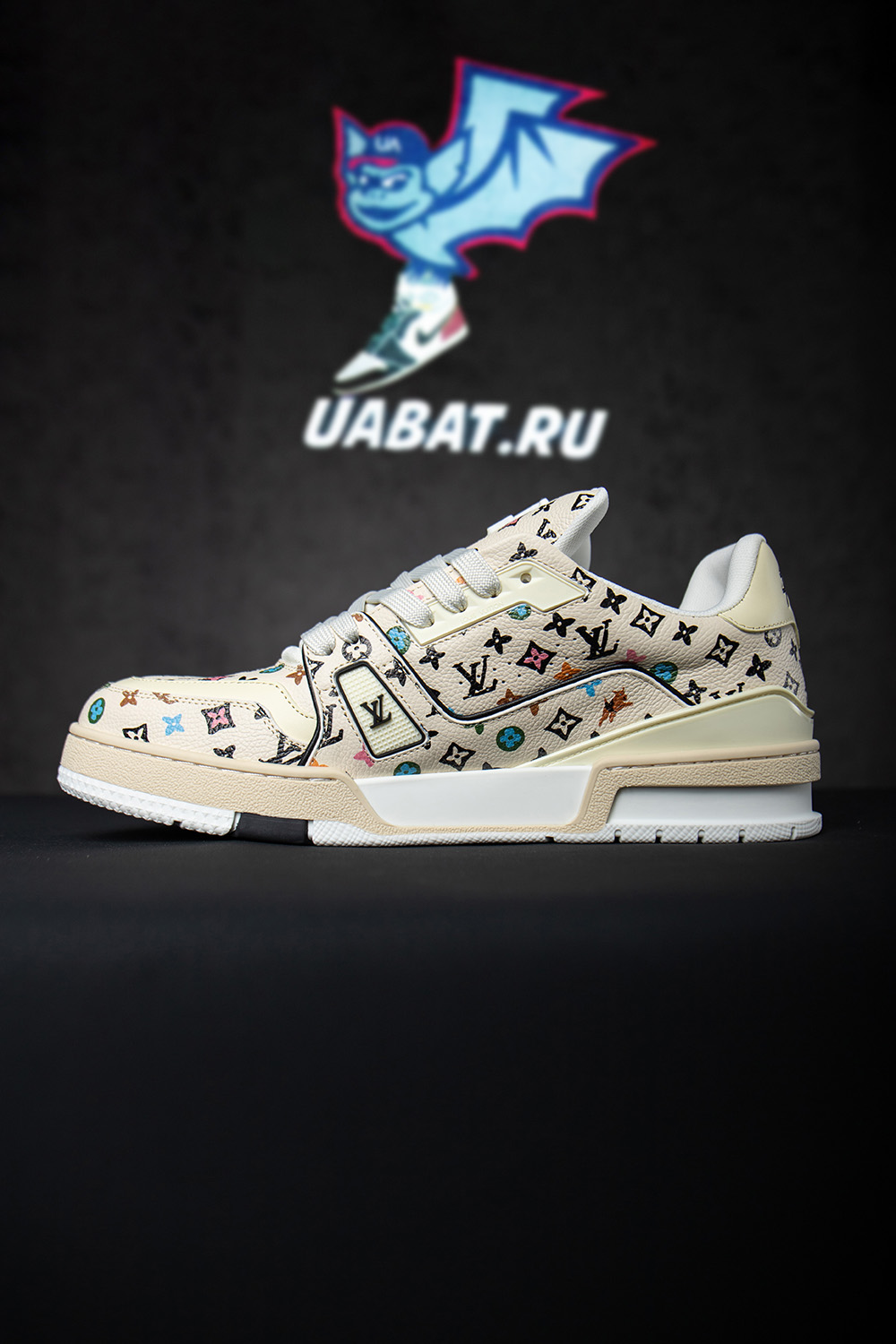 l0*is V*t0n trainer beige