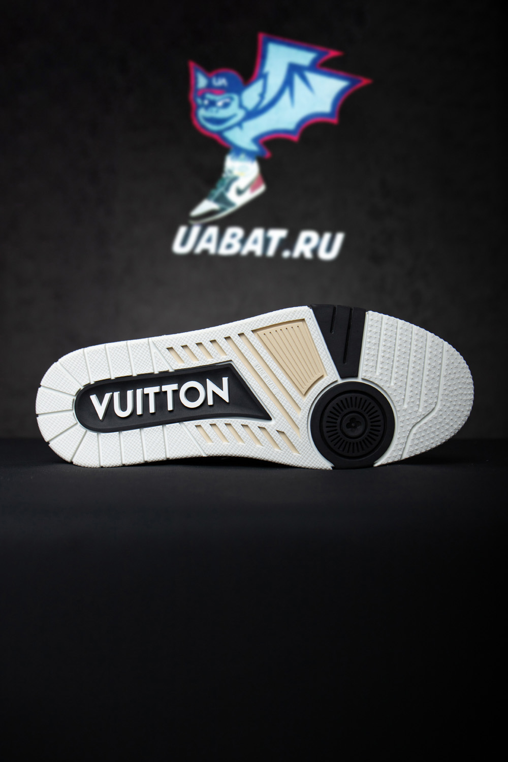 l0*is V*t0n trainer beige