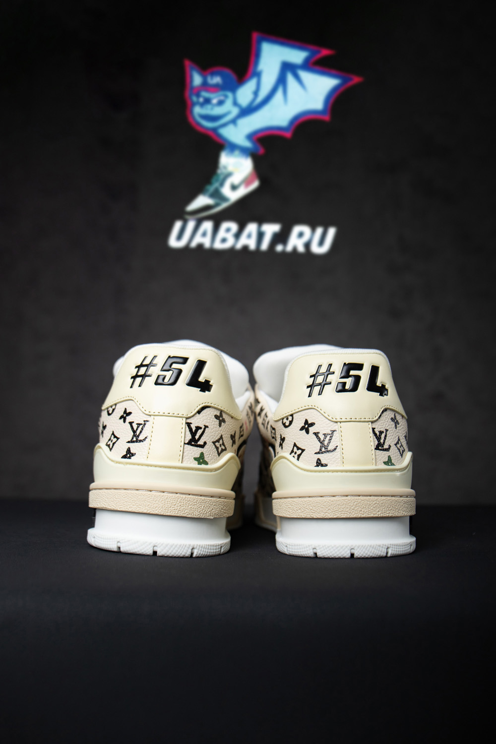 l0*is V*t0n trainer beige