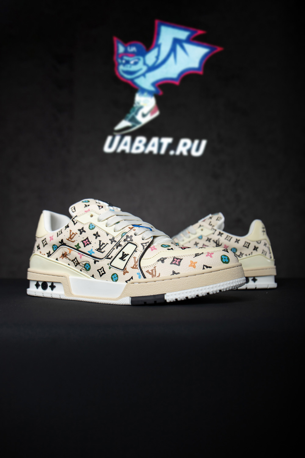 l0*is V*t0n trainer beige