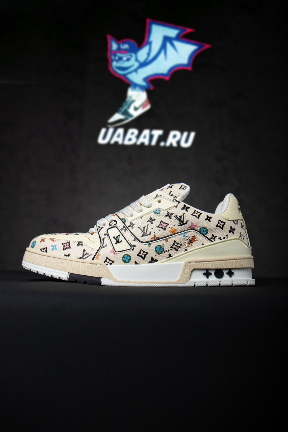 l0*is V*t0n trainer beige