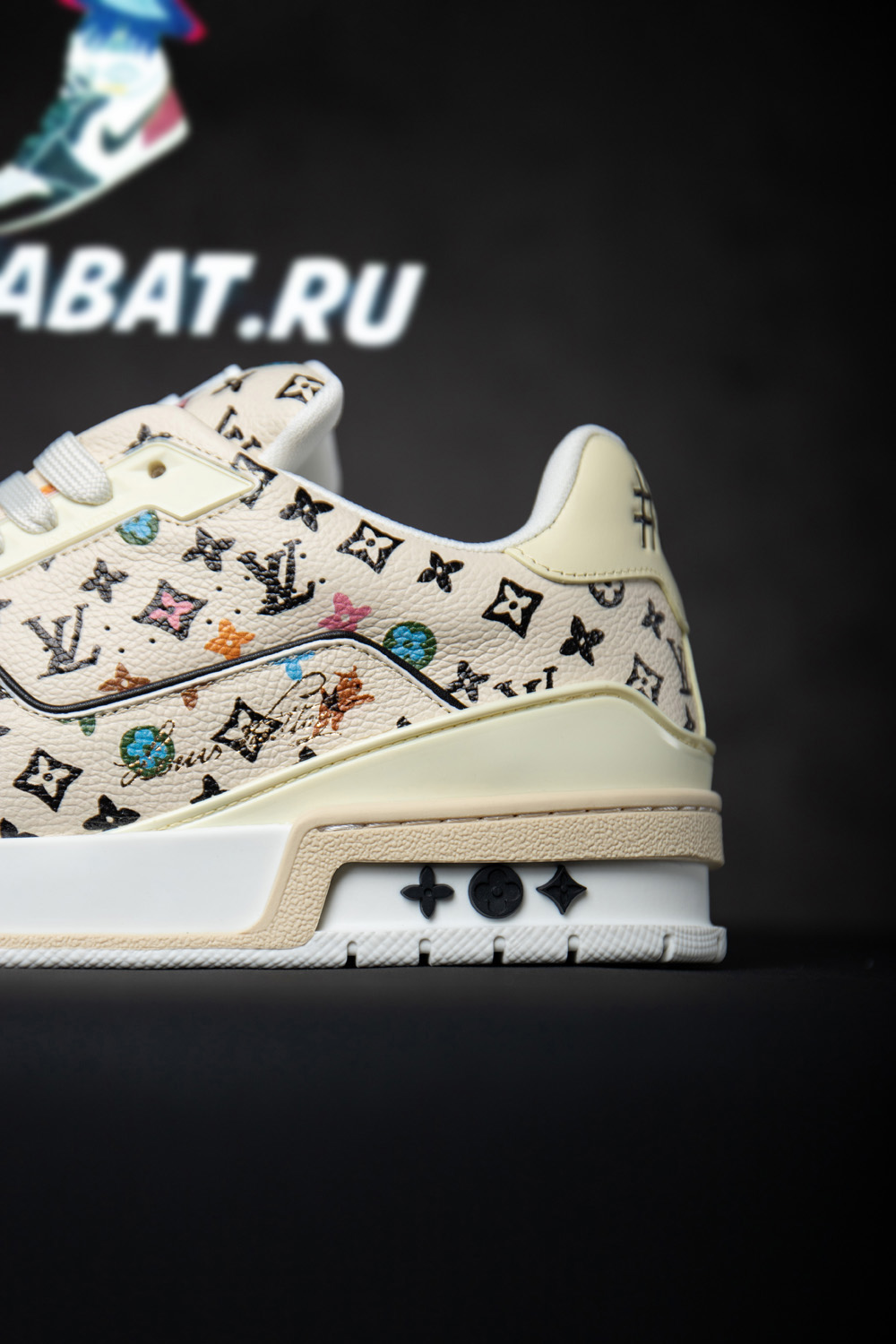 l0*is V*t0n trainer beige