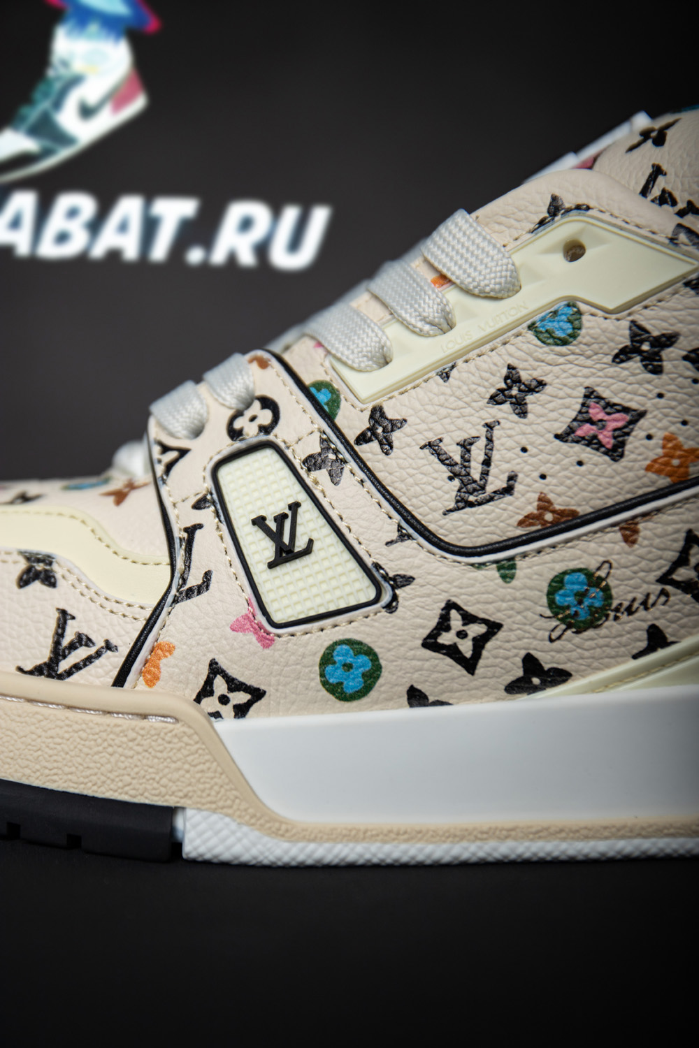 l0*is V*t0n trainer beige