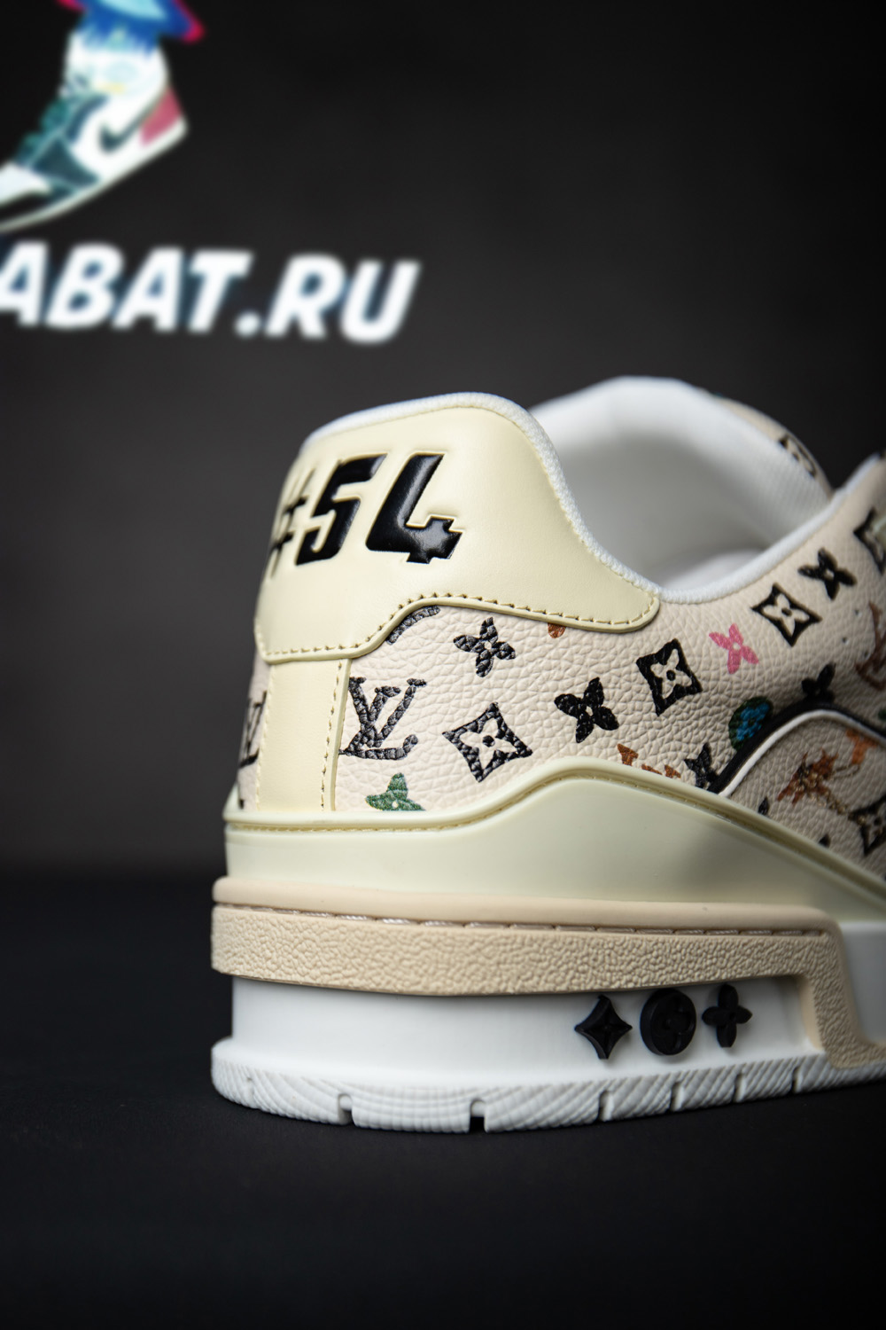 l0*is V*t0n trainer beige