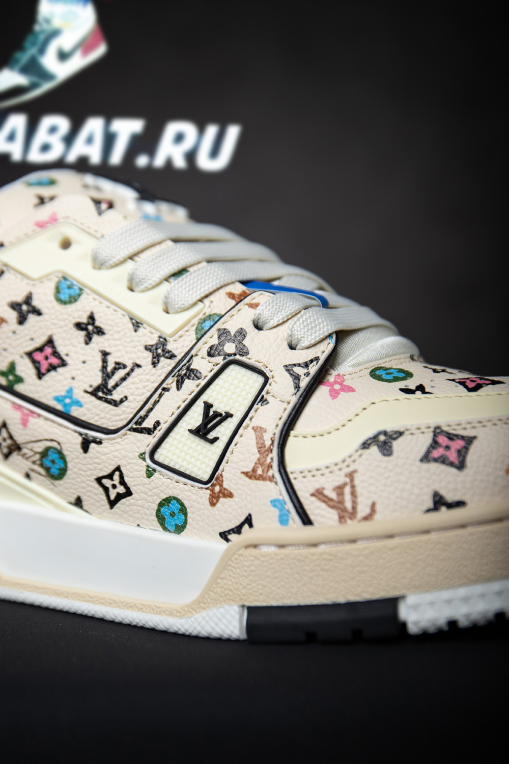 l0*is V*t0n trainer beige